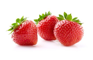 Beyaz arkaplanda yaprakları olan çilek