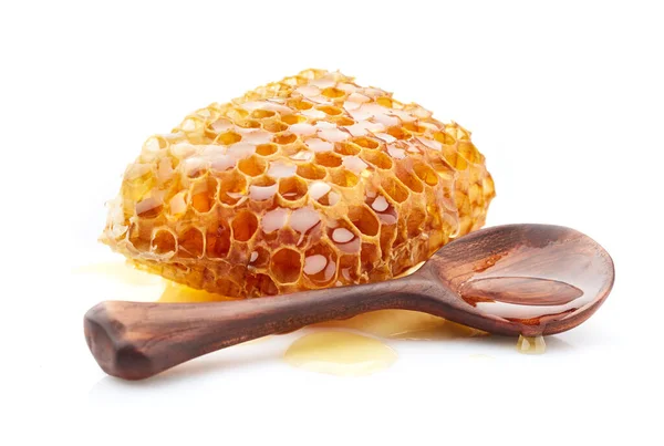 Honeycombs Med Träsked Närbild Vit Bakgrund — Stockfoto