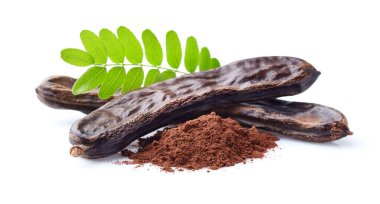 Beyaz arkaplanda yaprakları olan karabataklar