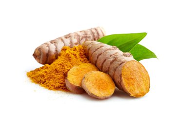 Beyaz zemin üzerinde yapraklar ve toz olan zerdeçal kökü