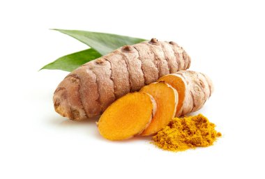 Beyaz arkaplanda yaprakları olan zerdeçal kökü