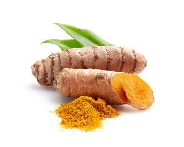 Beyaz arkaplanda yaprakları olan zerdeçal kökü