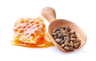 Beyaz arka planda propolis olan bal peteği