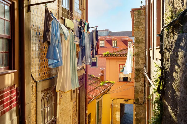 葡萄牙波尔图 在线烘干的衣服 传统的旧城街道景观 五彩斑斓的房屋 — 图库照片