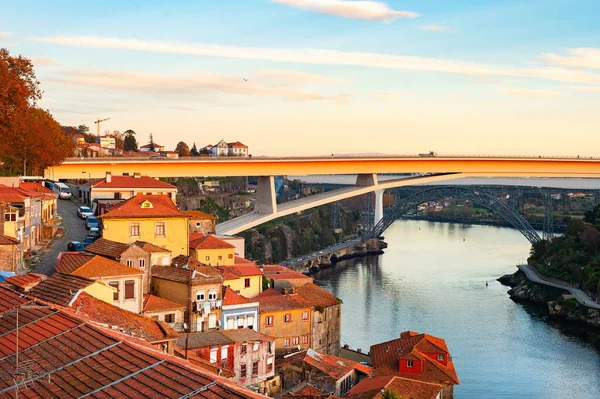 葡萄牙波尔图 恩里克桥景观下的超级阳光下的风景古城景观 — 图库照片