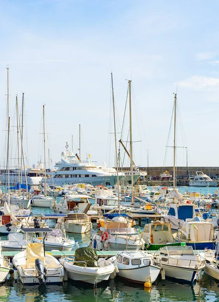 Motorboote Und Yachten Hafen Festgemacht Strahlender Sonnenschein Italien — Stockfoto