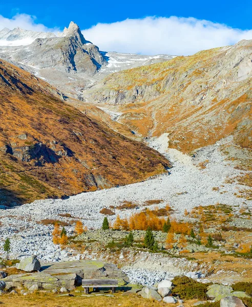 Berglandschap Met Besneeuwde Piek Zon Alpen Italië — Stockfoto