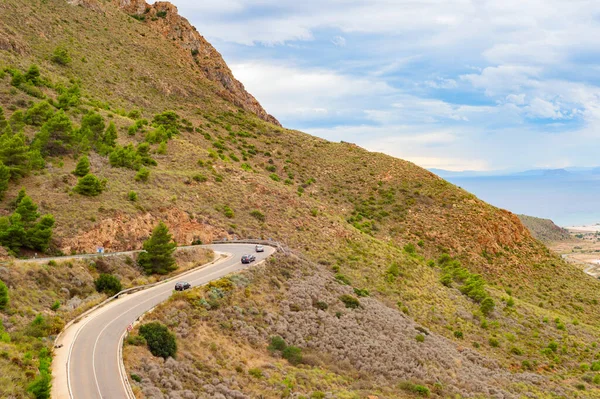 西班牙山区道路弯道上汽车的空中景观 — 图库照片
