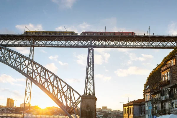 Scénický Pohled Metro Luisově Mostě Při Západu Slunce Porto Portugalsko — Stock fotografie