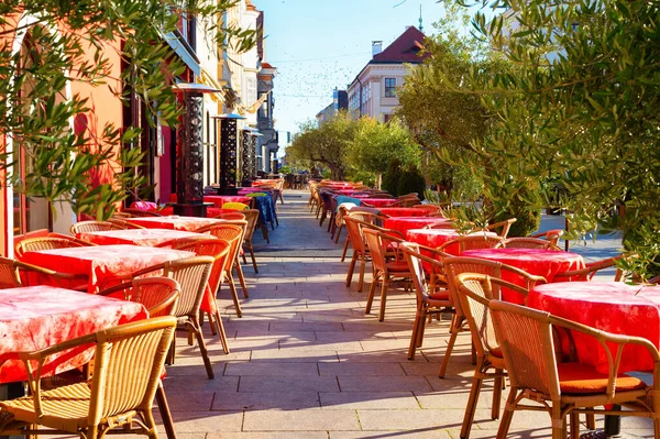 Tafels Met Rode Doeken Terras Van Restaurant Aan Toeristische Straat — Stockfoto