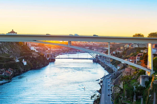 ポンテ インファンテ ヘンリケとルイス橋からは 地下鉄 道路交通 伝統的な建築物でドゥロ川を見下ろすことができます ポルトガルのポルト — ストック写真
