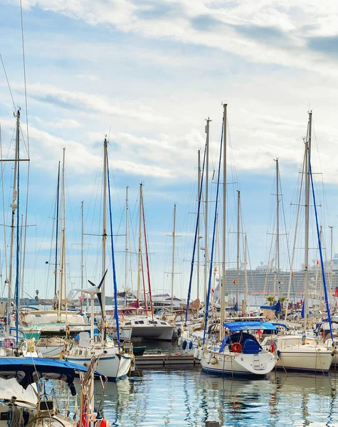 Marina Med Förtöjda Lyxbåtar Kryssningsfartyg Bakgrunden Mulen Himmel Sanremo Italien — Stockfoto
