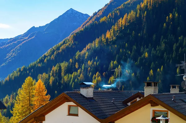 Chaty Podzimních Horách Jasném Slunečném Dni Alpy — Stock fotografie
