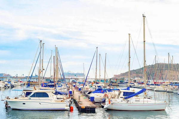 游艇停泊在码头的码头 背景是游轮 意大利桑雷莫 — 图库照片