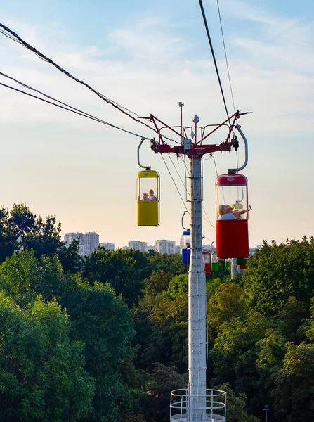 Kleurrijke Kabel Weg Park Met Groene Bomen Bij Zonsondergang Kharkiv — Stockfoto