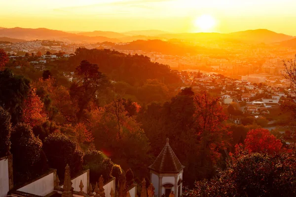 Bom Jesus教会階段からの景色の夕日 太陽の下でブラガの風景 ポルトガル — ストック写真