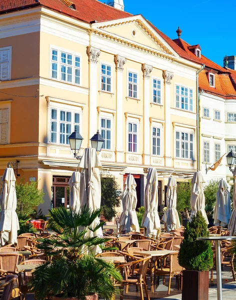 헝가리 폭넓은 거리에 식당의 테라스 — 스톡 사진