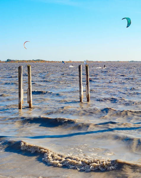 Kite Surf Sulle Onde Del Lago Luce Del Tramonto Paesaggio — Foto Stock
