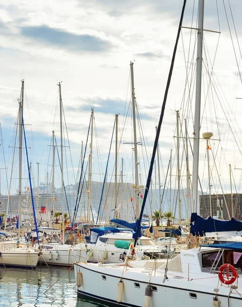 Marina Mit Festgemachten Luxusyachten Kreuzfahrtschiff Hintergrund Bedeckter Himmel Sanremo Italien — Stockfoto