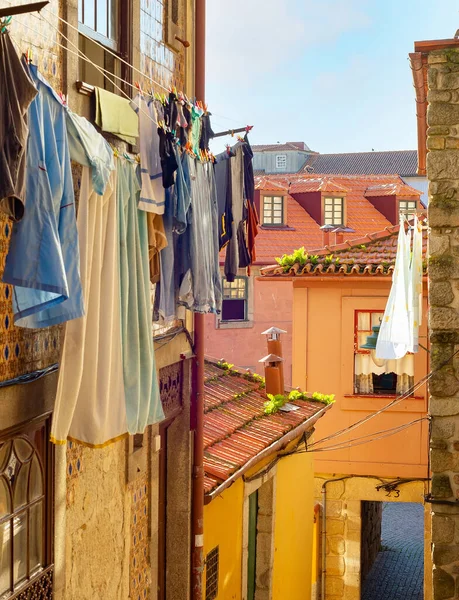 Suszenie Ubrań Line Tradycyjny Widok Ulicę Kolorowe Domy Porto Portugalia — Zdjęcie stockowe