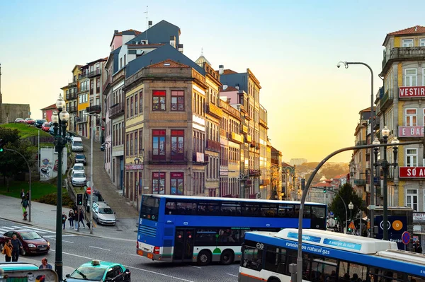 ポルト ポルトガル 2021年11月15日 ポルト旧市街地からの眺め道路上の観光バス ポルトガルの歴史的建造物のタイル張りのファサード — ストック写真