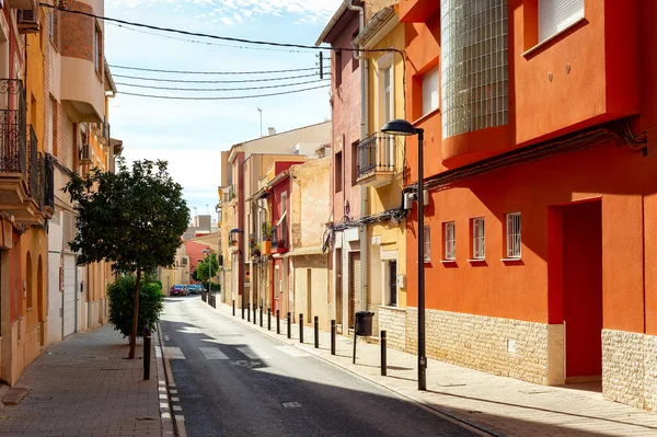 明るい晴れた日 アリカンテ スペインの地中海地域の典型的な建築物とストリートロード — ストック写真