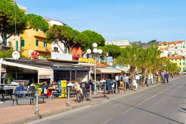 Sanremo Itália Setembro 2021 Pessoas Sentadas Cafés Rua Por Estrada — Fotografia de Stock