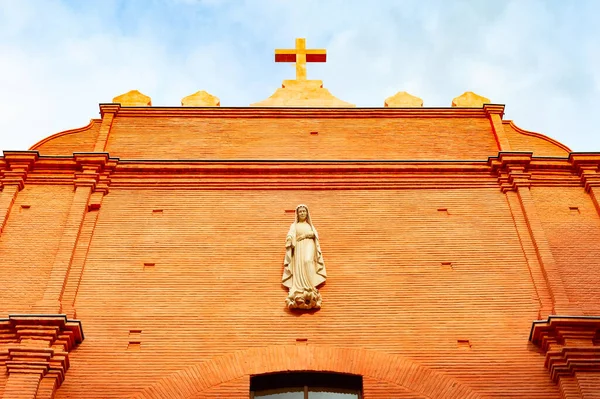 Katholieke Kerkgevel Met Maria Beeldhouwwerk Cartagena Spanje — Stockfoto