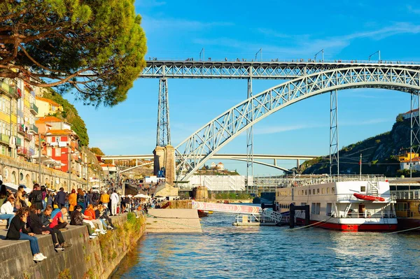 Portugal Portugal 2021年11月7日 人们坐在Ribera堤的阳光下 背景是Dom Luis桥 晚上是阳光 葡萄牙波尔图 — 图库照片