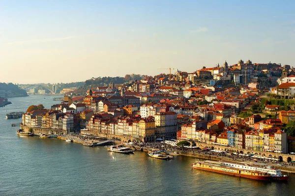 Porto Cityscape Nasypem Ribeira Rzeką Douro Susnet Portugalia — Zdjęcie stockowe