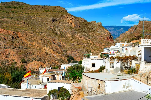 アンダルシアの村の伝統的な建築 山の斜面に白い家 ダリカル スペイン — ストック写真