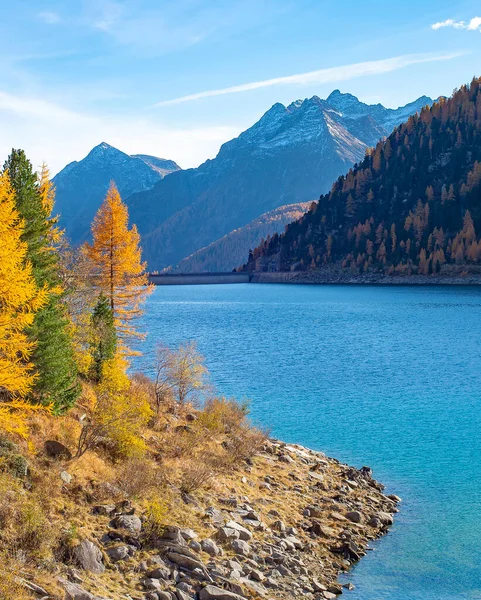 Błękitny Widok Rzekę Góry Słoneczny Jesienny Dzień Alpy Włochy — Zdjęcie stockowe