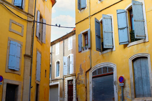 Tipik Avrupai Eski Kasaba Mimarisi Güvercinler Elektrik Kabloları Bziers Fransa — Stok fotoğraf