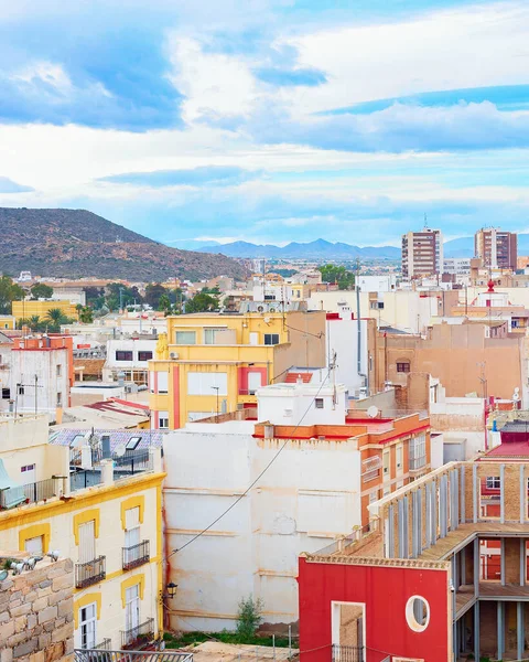 カルタヘナの街並 カラフルな家や山を背景に スペイン — ストック写真