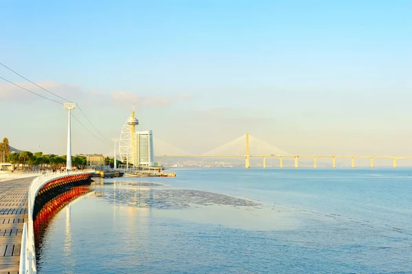 Myriad Hotel Und Vasco Gama Brücke Tejo Fluss Susnetlicht Lissabon — Stockfoto