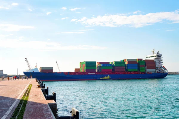 葡萄牙波尔图莱科斯港码头装载货物的货船 — 图库照片
