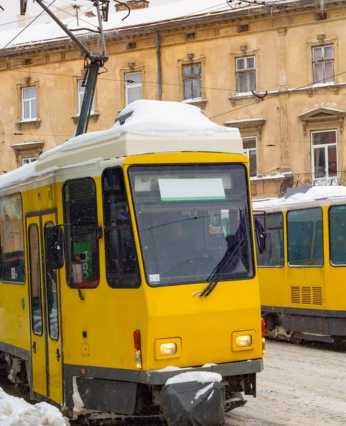 Tranvías Amarillos Quitanieves Colapso Nieve Calle Lviv Ucrania —  Fotos de Stock