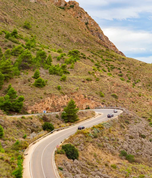 道路曲線上の車の空中ビュー 山の風景 スペイン — ストック写真