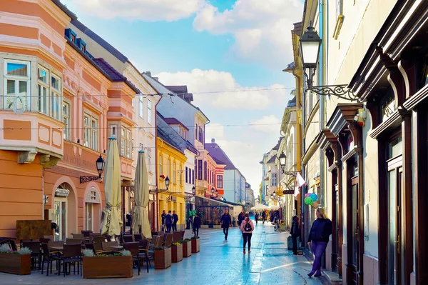 Gyor Hungary October 2021年10月25日 匈牙利 Gyor 历史性的市中心街道 有咖啡馆和餐馆 游客步行 — 图库照片