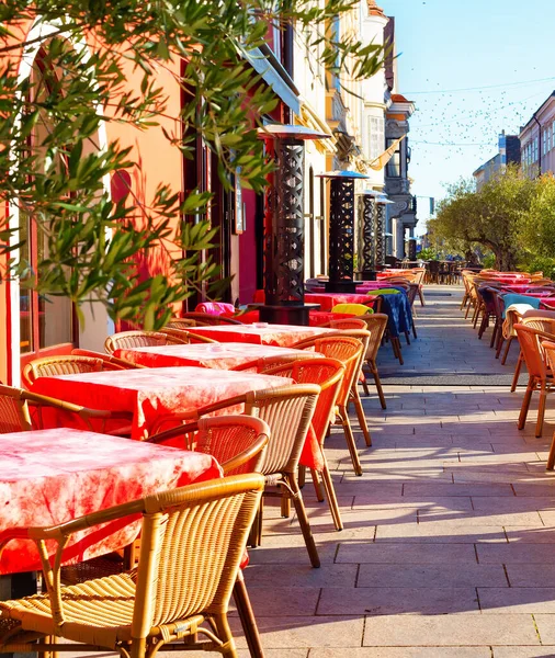 Mesas Com Panos Vermelhos Terraço Livre Restaurante Rua Turística Gyor — Fotografia de Stock