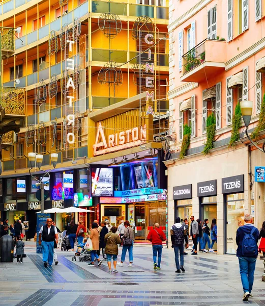 2021年10月28日 Spain Octer 人们在西班牙卡塔赫纳市中心的商业街散步 — 图库照片