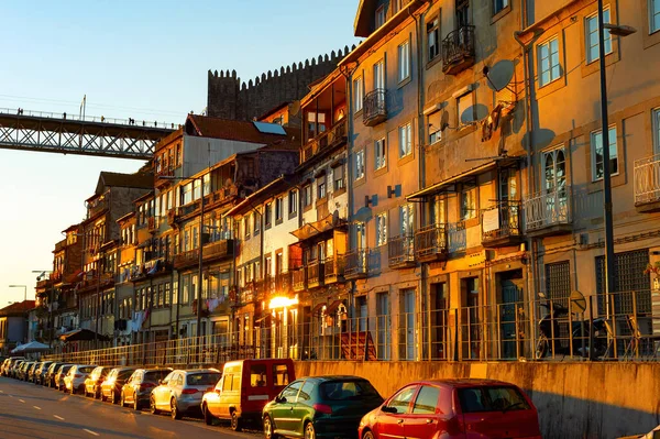 日没の光は 伝統的な家 駐車車 ルイス橋 街並みポルト ポルトガルのFcadesに反映されます — ストック写真