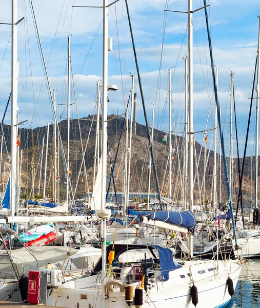 Marina Med Vita Båtar Stormig Himmel Berg Bakgrunden Italien — Stockfoto