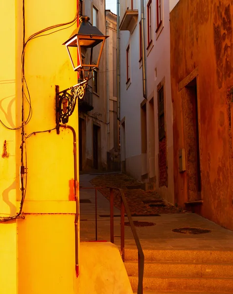 Кривая Улица Старого Города Сусневом Свете Архитектура Порту Португалия — стоковое фото