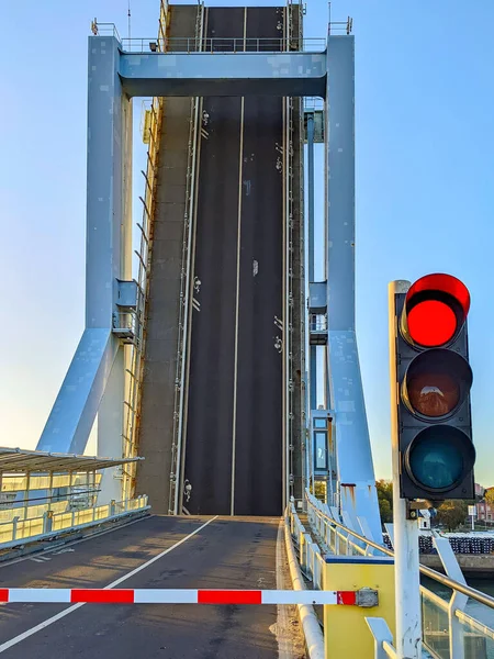 Nyílt Felvonóhíd Piros Közlekedési Lámpa Lipcse Kikötőjében Porto Portugália — Stock Fotó