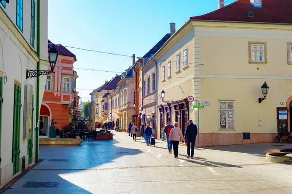 Gyor Hungary Octer 2021年10月25日 人们走在历史古城的中央旅游街道上 灿烂的阳光映衬下的建筑 — 图库照片