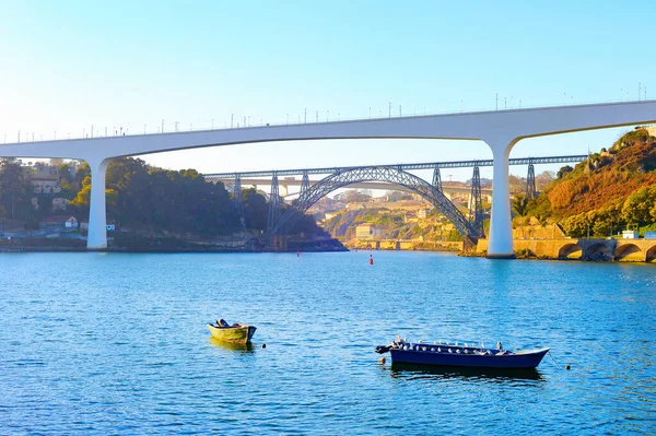 ドーナ マリア ピアとサンパウロ ジョアオの鉄道橋 ドゥロ川のボート ポルト ポルトガル — ストック写真