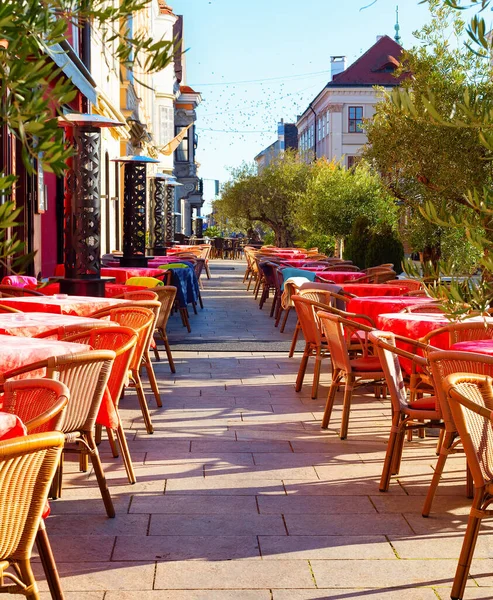 Mesas Com Panos Vermelhos Terraço Livre Restaurante Rua Turística Gyor — Fotografia de Stock