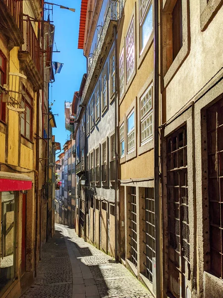Słoneczny Widok Wąską Uliczkę Porto Portugalia — Zdjęcie stockowe