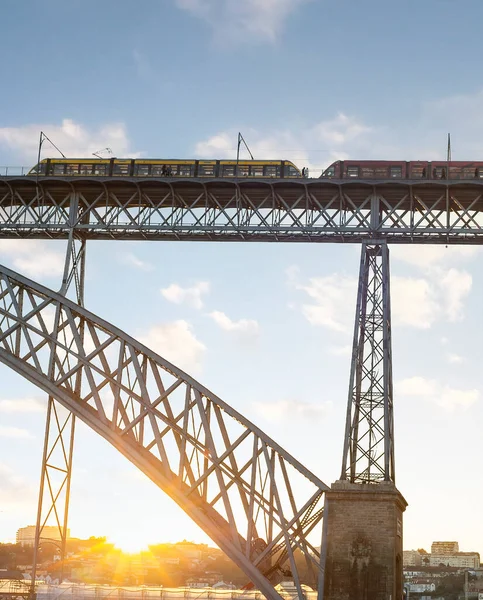 Günbatımında Luis Köprüsü Nde Metro Treni Manzarası Porto Portekiz - Stok İmaj